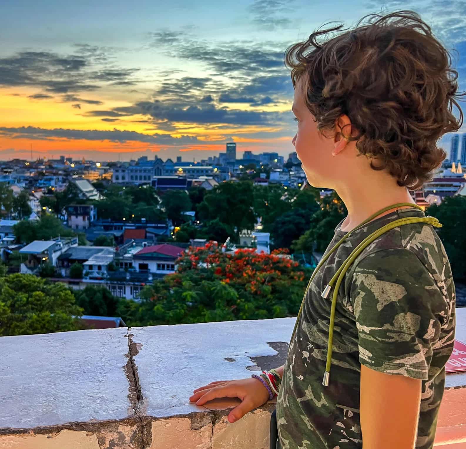 Bambino al tramonto dalla Golden Mountain di Bangkok
