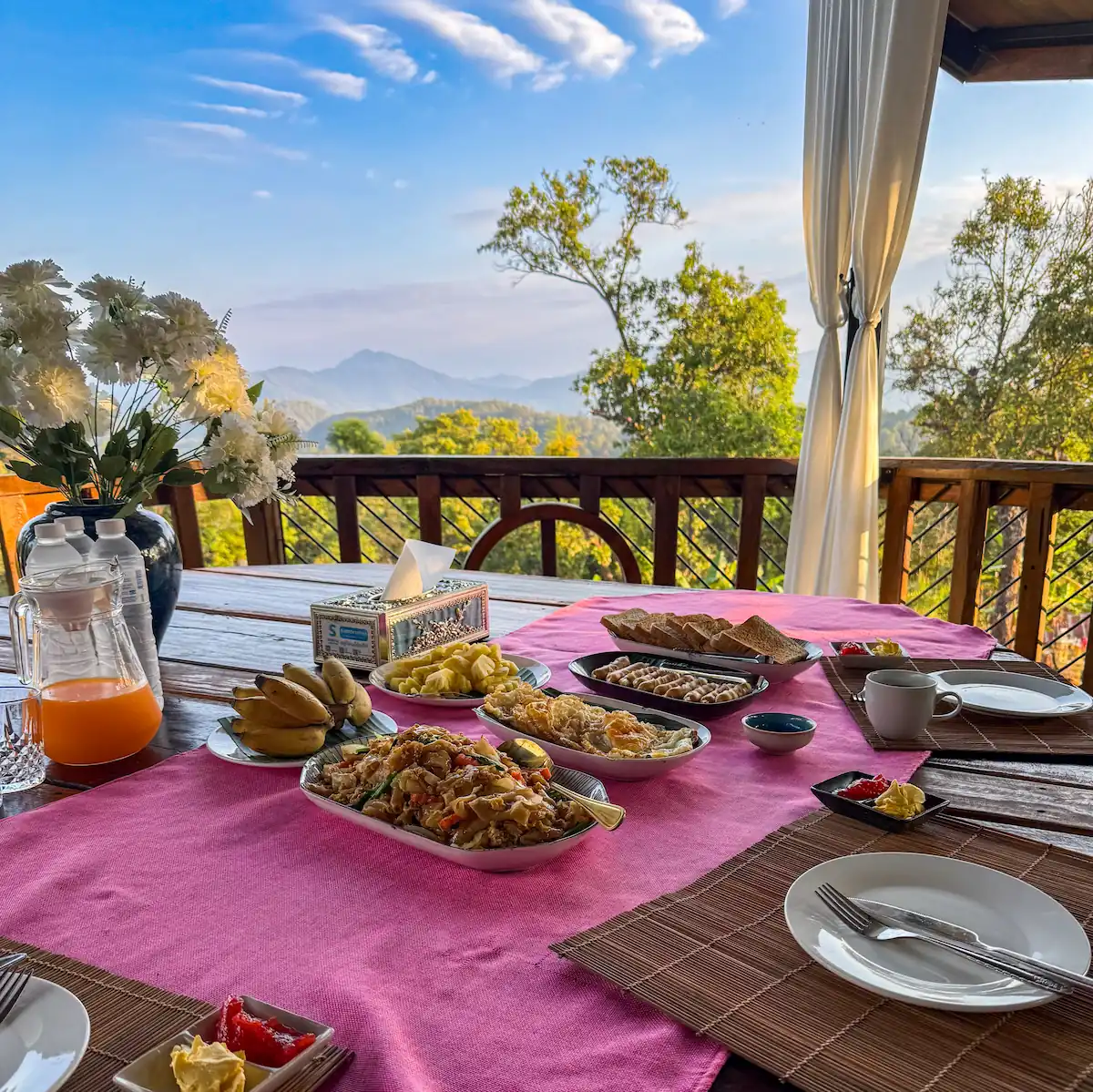 Colazione nella casa sull'albero della foresta Thailandese